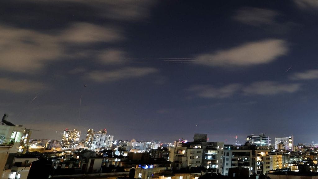 Rakettien vanoja taivaalla Israelin rannikkokaupungin Netanyan yllä 7. kesäkuuta 2026.