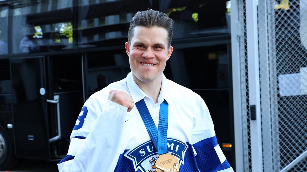 Jesse Puljujärvi MM-kultamitalinsa kanssa vielä ennen sen katoamista.