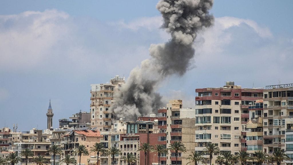 Savua nousee Israelin ilmaiskun jälkeen Tyroksessa 9. kesäkuuta 2026.