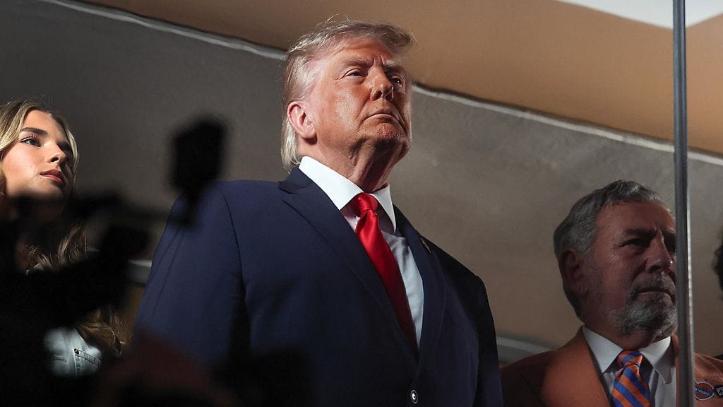 Donald Trump seurasi Madison Square Gardenilla NBA:n kolmatta loppuottelua.