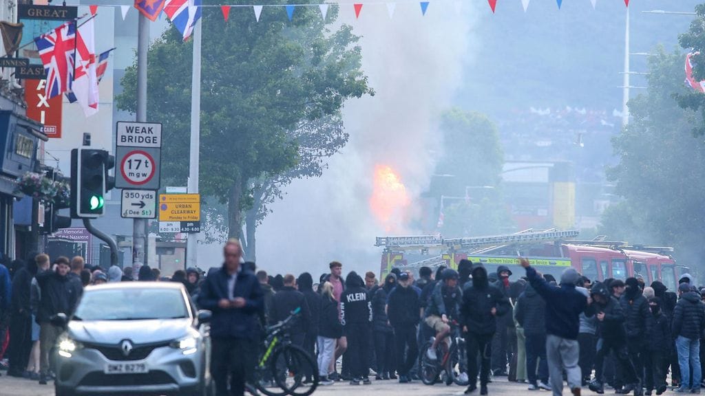 Belfastin kaduilla oli tiistaina satoja mielenosoittajia