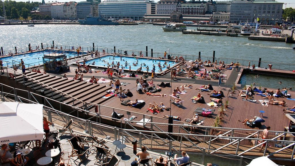 Ulkoaltaiden ja saunojen lisäksi Allas Sea Poolissa on kaksi ravintolaa, ja siellä on järjestetty keikkoja.