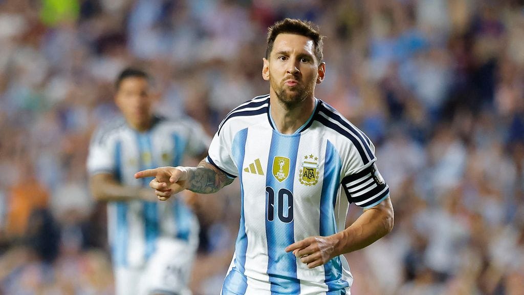 Lionel Messi iski pian vaihdosta kentälle päästyään rangaistuspotkumaalin Islantia vastaan.