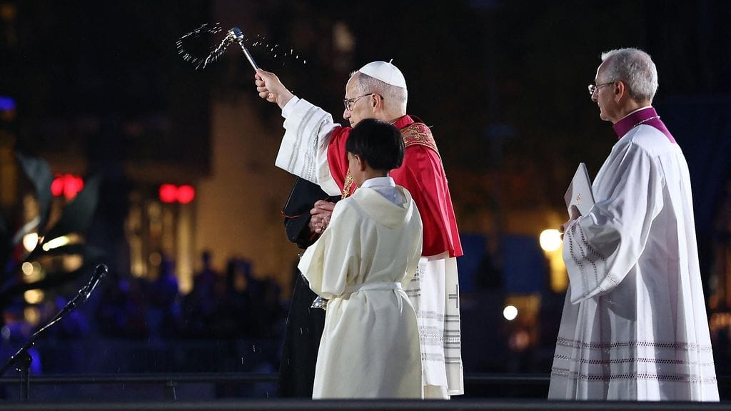 Paavi Leo siunasi Sagrada Familian tornin Barcelonassa