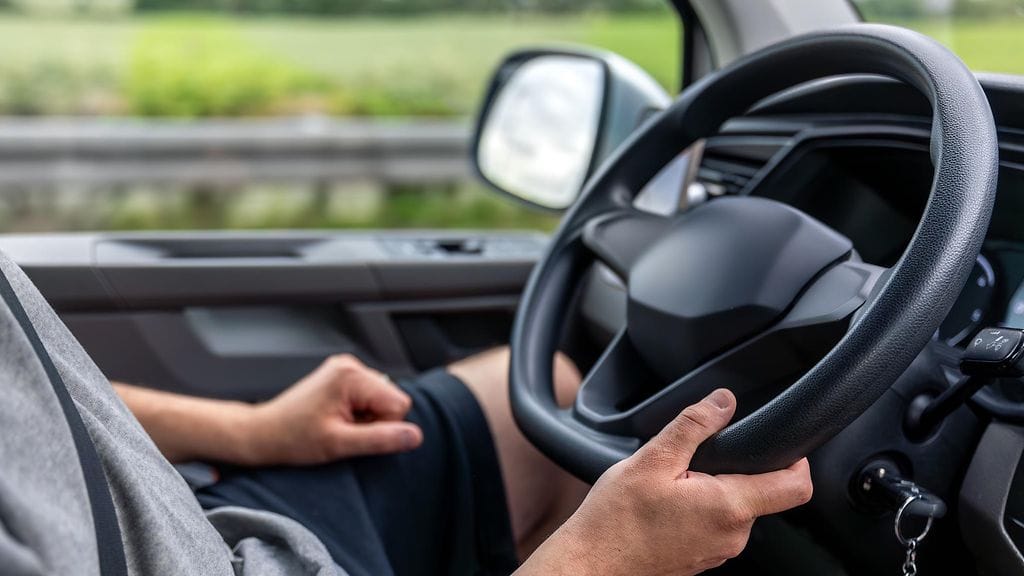 kuski kuljettaja auto shutterstock