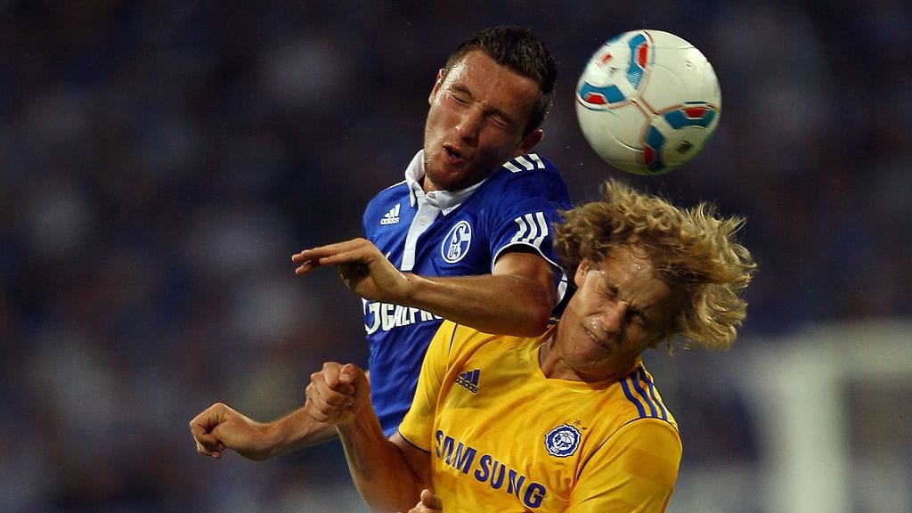 Schalken Marco Höger ja Teemu Pukki kaksinkamppailussa.