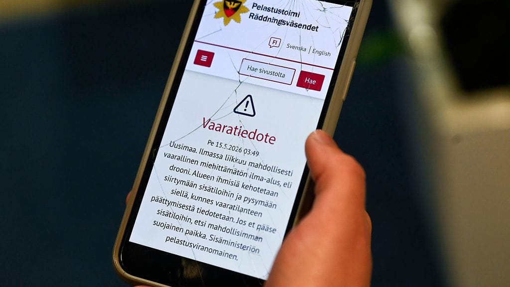 Kuvituskuva. Pelastustoimen vaaratiedote mahdollisesta drooniuhasta kuvattuna peruuntuneen drooniuhan jälkeen Uudellamaalla Helsingissä 15. toukokuuta 2026.