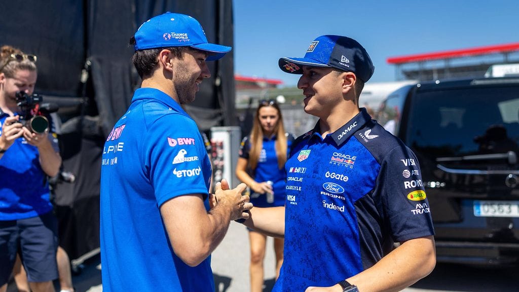 Pierre Gasly (vasemmalla) ja Isack Hadjar paiskasivat kättä Espanjan GP:n varikolla. Gasly vei kuin veikin Monacon GP:n kolmossijan Hadjarin nenän edestä.