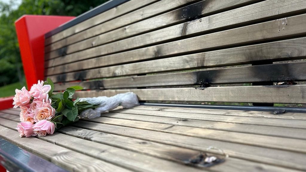 Navalnyin muistomerkkiä Helsingissä turmeltiin polttamalla