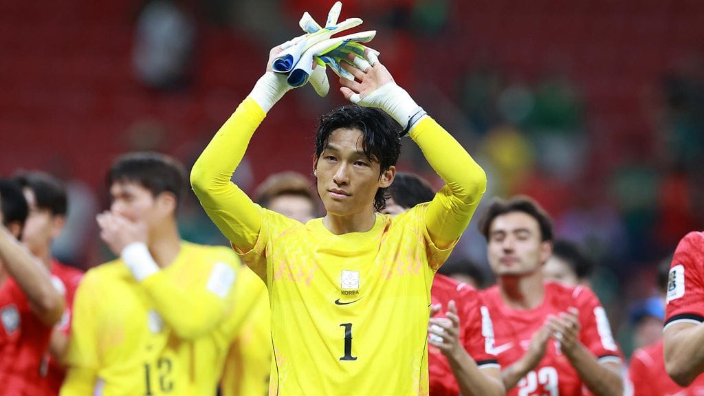 Etelä-Korean Kim Seung-gyu torjuu jo uransa neljänsissä MM-kisoissa. Ensimmäisen lapsen syntymä jäi välistä.