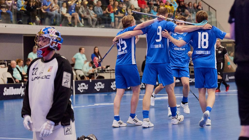 Suomi juhli Tshekkiä vastaan salibandymaaottelussa.