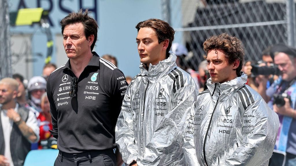 Mercedeksen tallipäällikkö Toto Wolff oli pettynyt, mitä George Russellille kävi Monacon F1-osakilpailussa. Oikealla MM-sarjaa johtava Kimi Antonelli.