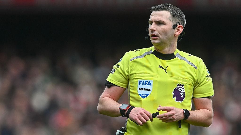 Michael Oliver ei pysty tuomitsemaan avausotteluaan loukkaantumisen takia.