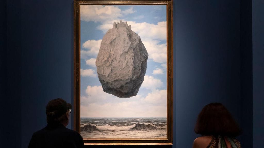 René Magritten surrealistinen Castle of the Pyrenees -teos sai pieneltä lapselta surrealistista kohtelua.
