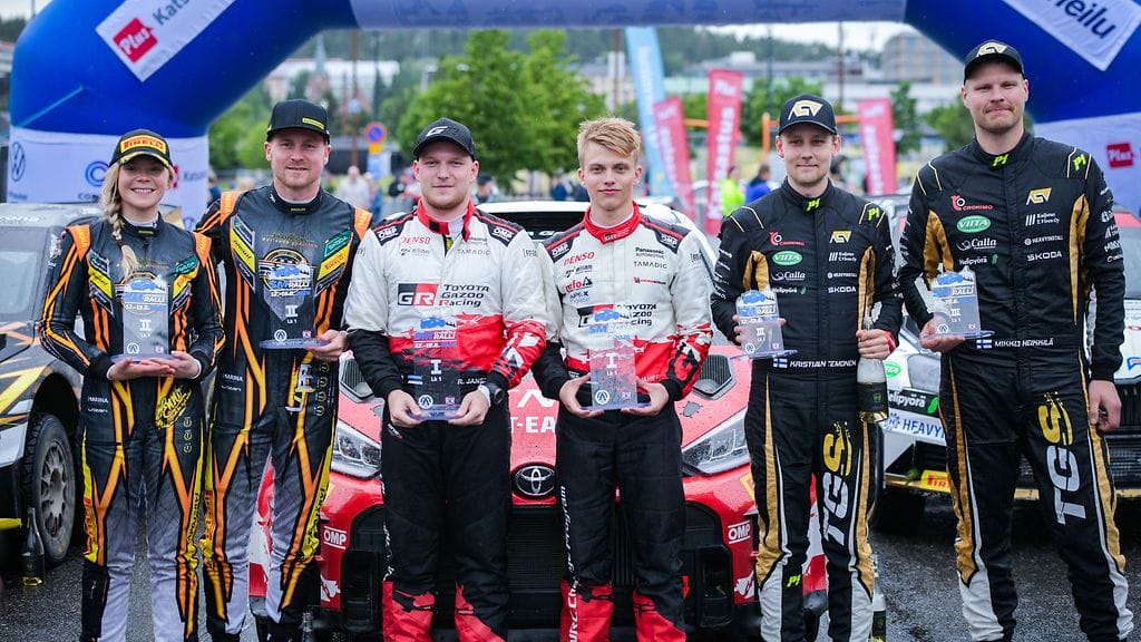 Jaspar Vaher (kolmas oikealta) ajoi Jyväskylän SM-rallin voittoon. 19-vuotiaan virolaisen taakse jäivät niin Esapekka Lappi kuin Mikko Heikkilä.