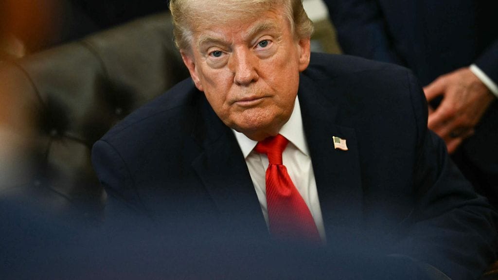 Kuvituskuvassa Yhdysvaltain presidentti Donald Trump. Yhdysvallat ja Iran kertoivat varhain maanantaina Suomen aikaa päässeensä sopuun rauhasta