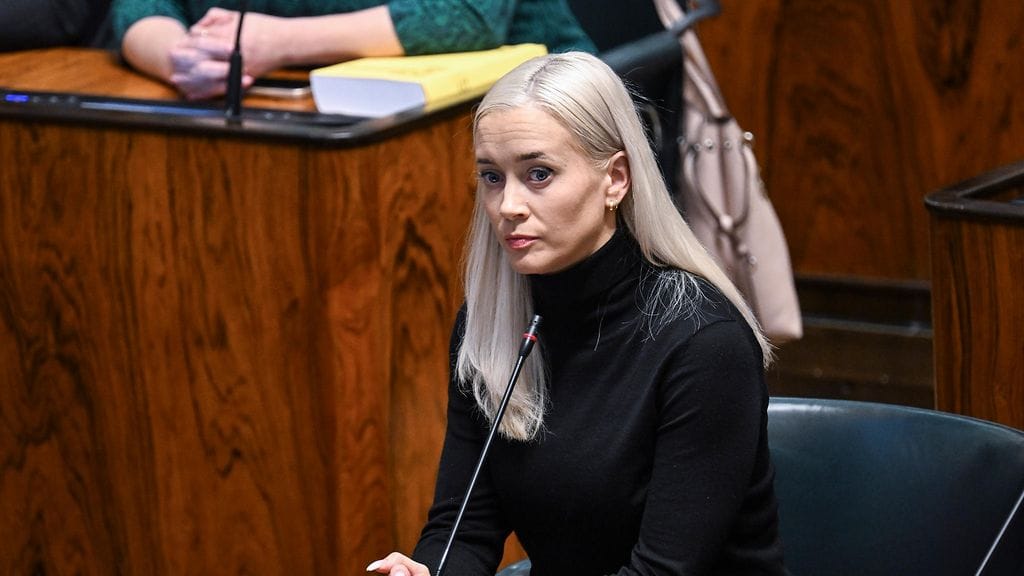 Vihreiden puheenjohtaja Sofia Virran poissaolo on tänään korjattu muu poissaolo -kategoriaan.