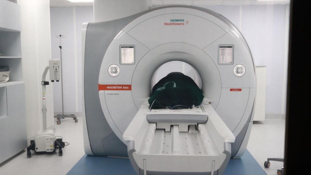 Kuvituskuva. Kuvan laite ei liity tapaukseen. Keski-ikäinen mies menehtyi tammikuussa 2025 anestesiassa tehdyn magneettikuvauksen seurauksena Kuopiossa.