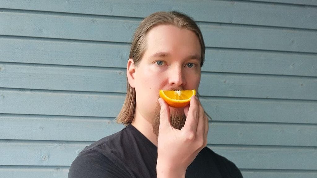 Suomen FSHD-yhdistyksen puheenjohtaja Lauri Pirinen otatti kansainvälistä teemapäivää varten itsestään kuvan appelsiininsiivu suun edessä.