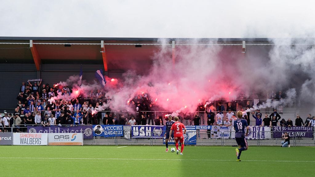 HJK-kannattajat polttivat soihtuja viikonloppuna Pietarsaaressa pelatussa vierasottelussa.