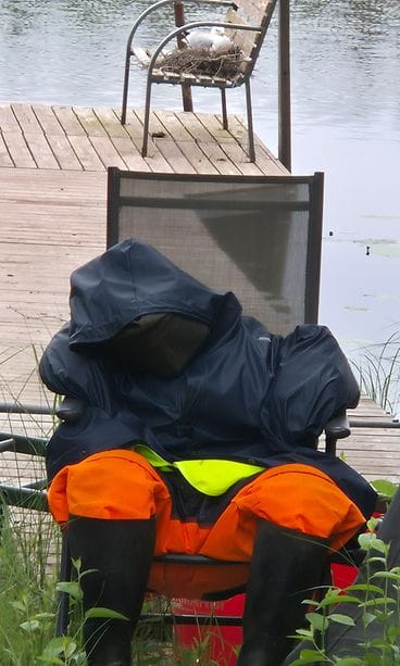 Kalalokkipariskunnan Raipen ja Riitan suojana on tänä kesänä muun muassa ”ketunpelätin”.