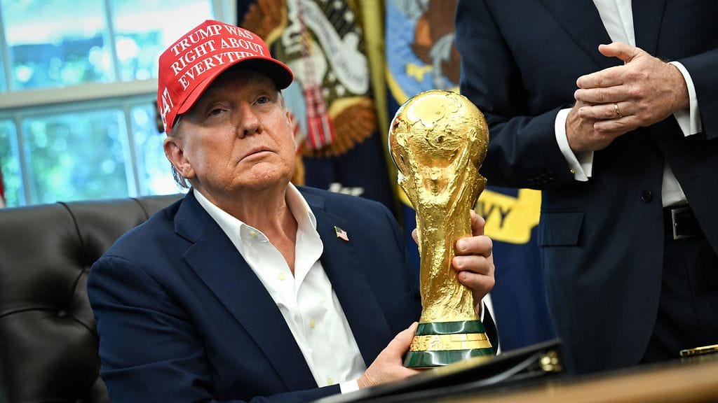 Donald Trump saa Talksportin mukaan luovuttaa mestaruuspokaalin voittajajoukkueelle.