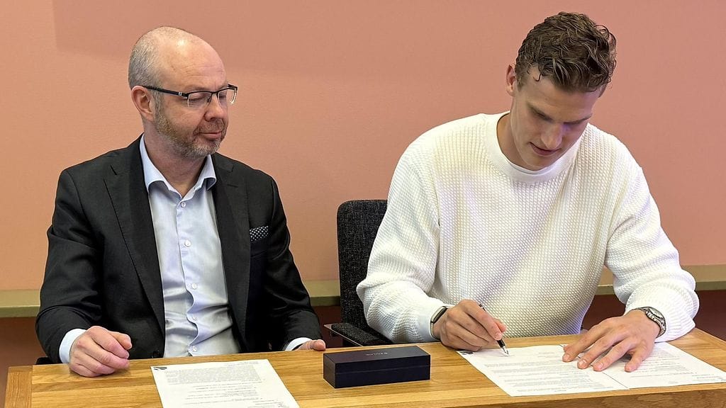 Kaupunginjohtaja Timo Koivisto ja Lauri Markkanen allekirjoittivat aiesopimuksen Jyväskylän kaupungintalossa.