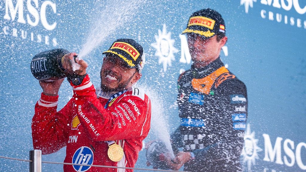 Kolmanneksi sijoittunut Lando Norris seurasi Lewis Hamiltonin voitonjuhlia läheltä Barcelonan GP:n jälkeen.