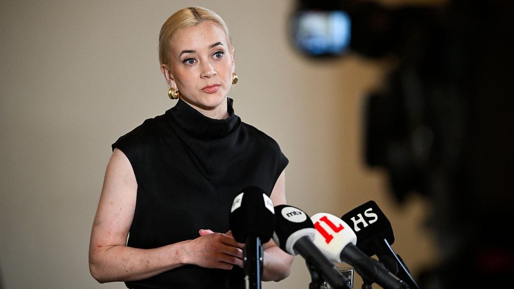 Sofia Virta piti tiistai-iltana tiedotustilaisuuden.