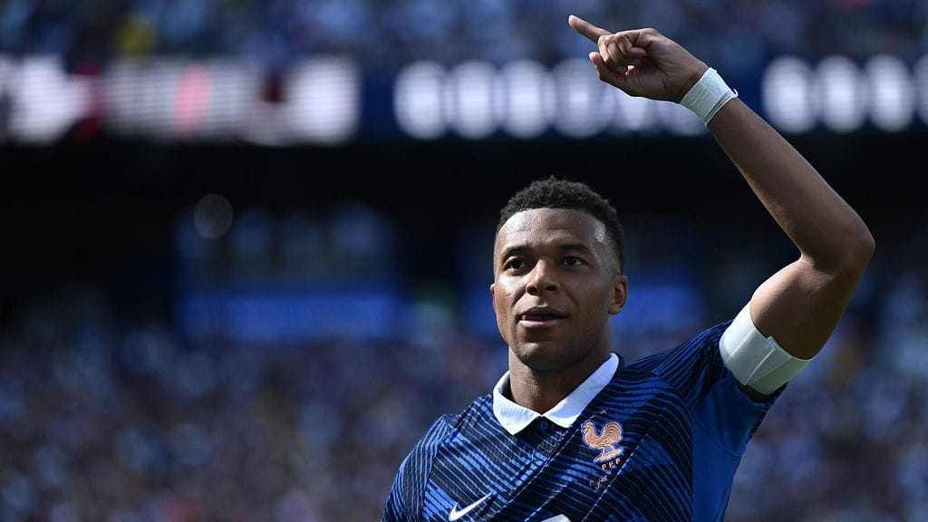 Kylian Mbappe viimeisteli kaksi maalia Senegalin verkkoon.