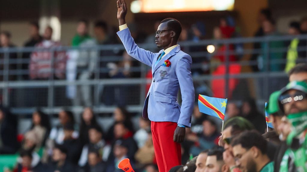 Michel Nkuka Mboladinga, "Lumumba", kannattamassa Kongon demokraattista tasavaltaa Algeriaa vastaan Afrikan mestaruuskisoissa tammikuun alussa Marokon Rabatissa.
