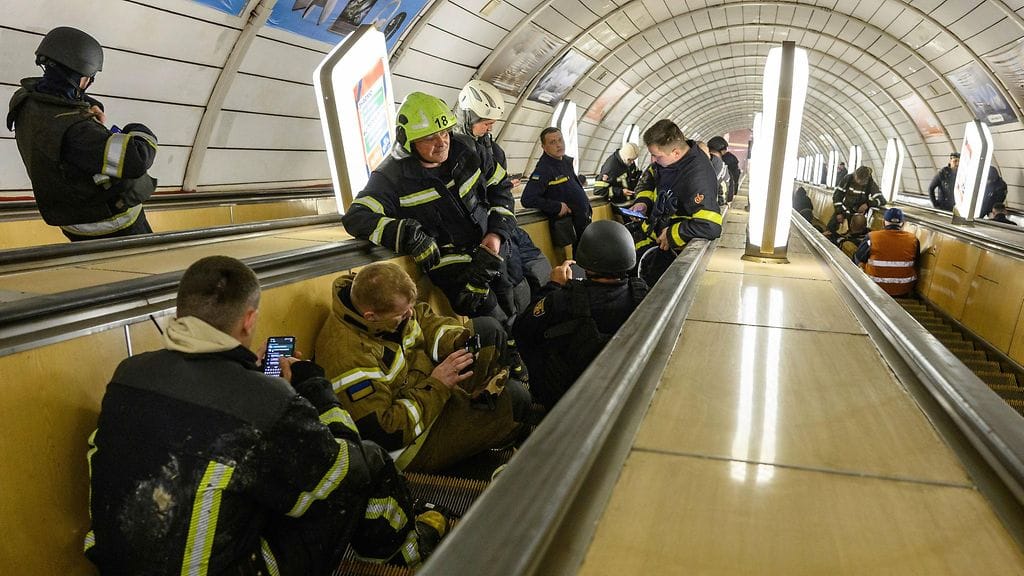 Kuvituskuva pelastajista, jotka hakeutuivat suojaan kiovalaiselle metroasemalle ilmahälytyksen ajaksi 24. toukokuuta 2026.