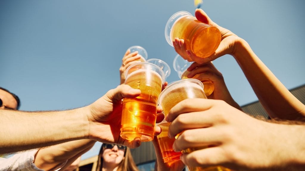Kesä, juhla, festivaali ja alkoholi kuuluvat monen mielestä yhteen.
