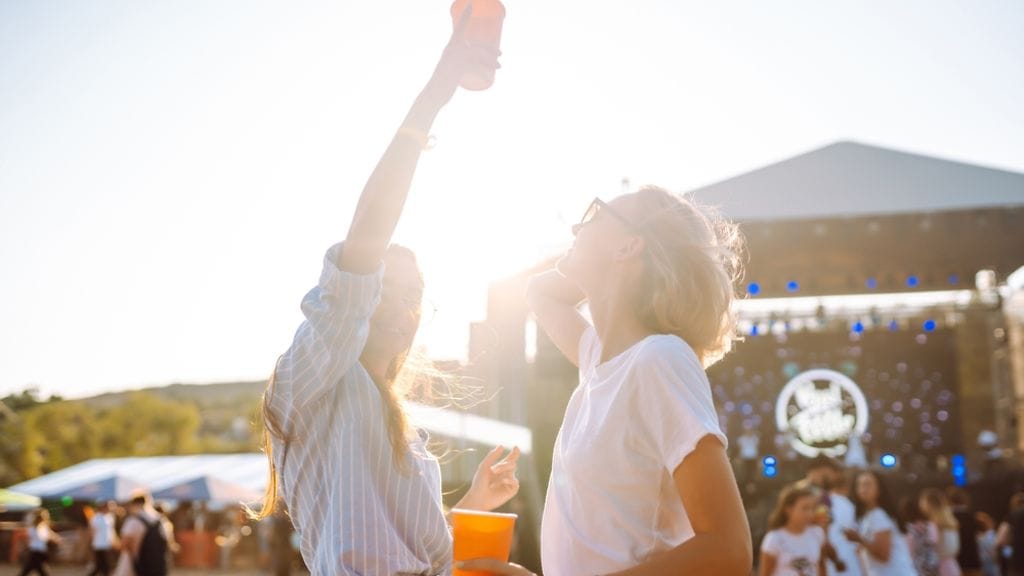 Kesäfestivaaleilla maistuu alkoholi.