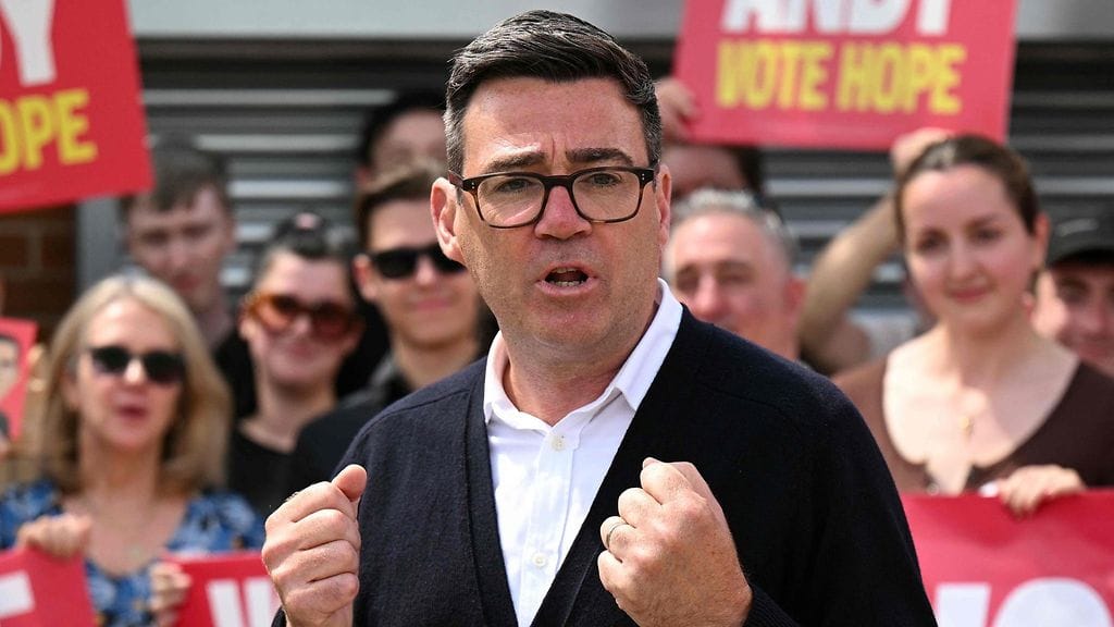 Andy Burnham kampanjatoimiston ulkopuolella Ashtonissa 18. kesäkuuta.