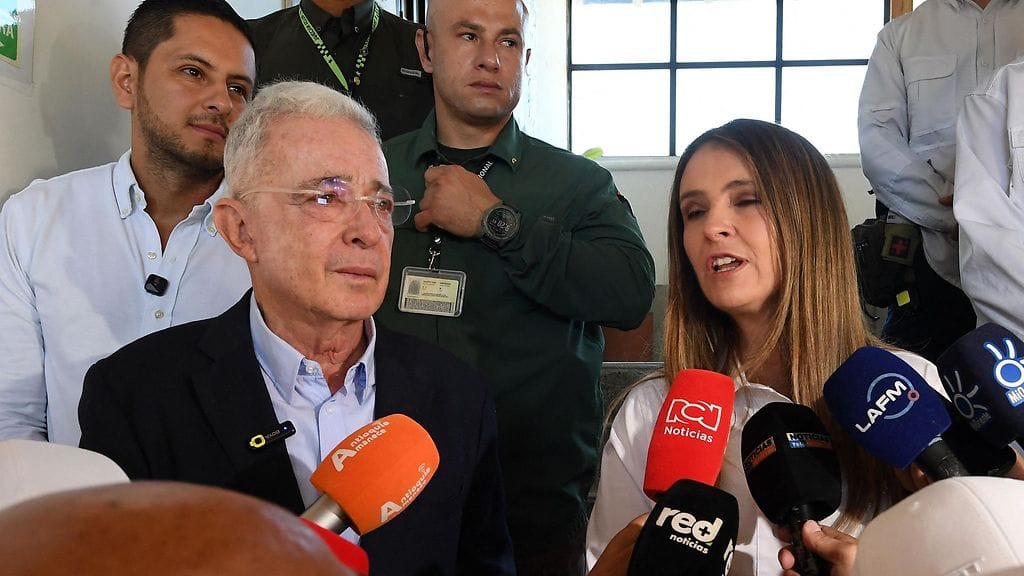 Alvaro Uribe (edessä vas.) tuomittiin viime elokuussa 12 vuodeksi kotiarestiin. Hänen katsottiin lahjoneen todistajia, jotta nämä eivät kertoisi totuutta jutussa, joka yhdisti hänet puolisotilaallisiin ryhmiin.