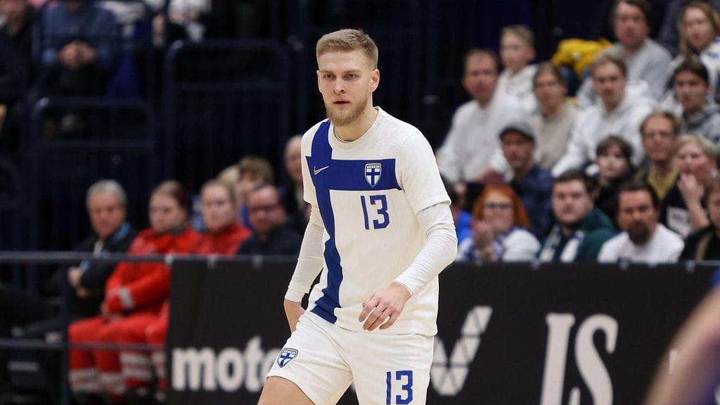 Suomen Jani Korpela pallossa futsalmaaottelussa helmikuussa 2025.