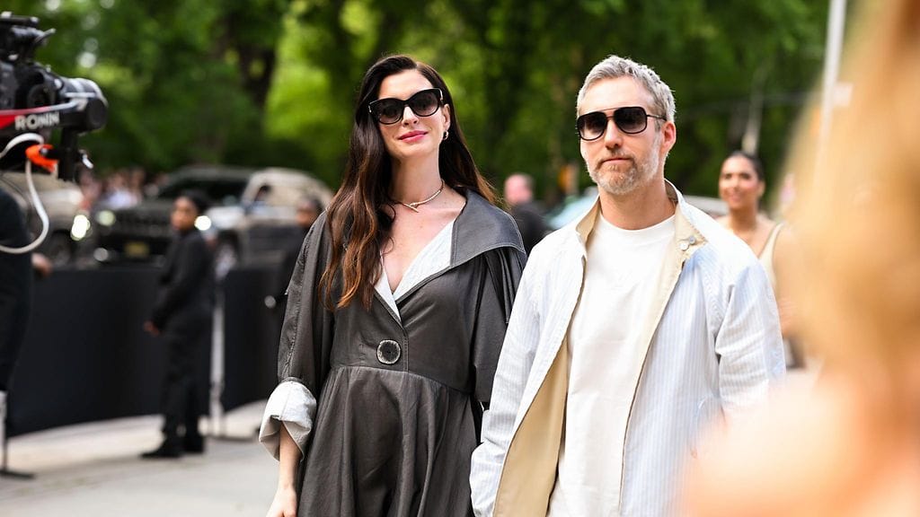 Näyttelijä Anne Hathaway kuvattuna yhdessä puolisonsa Adam Shulmanin kanssa toukokuussa.