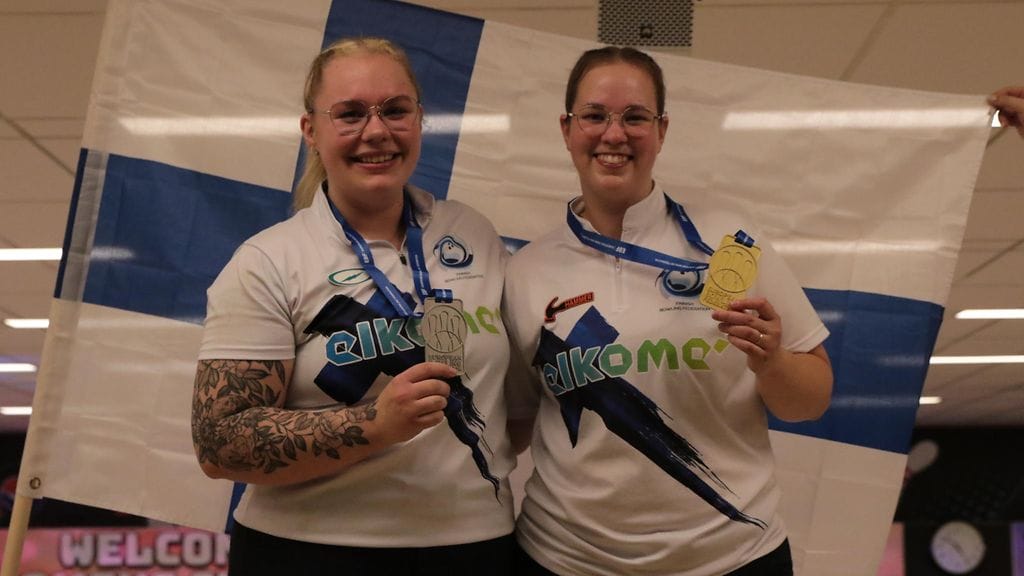 All event -kilpailussa Essi Pakarinen (oik.) keilasi kultaa ja Peppi Konsteri hopeaa.