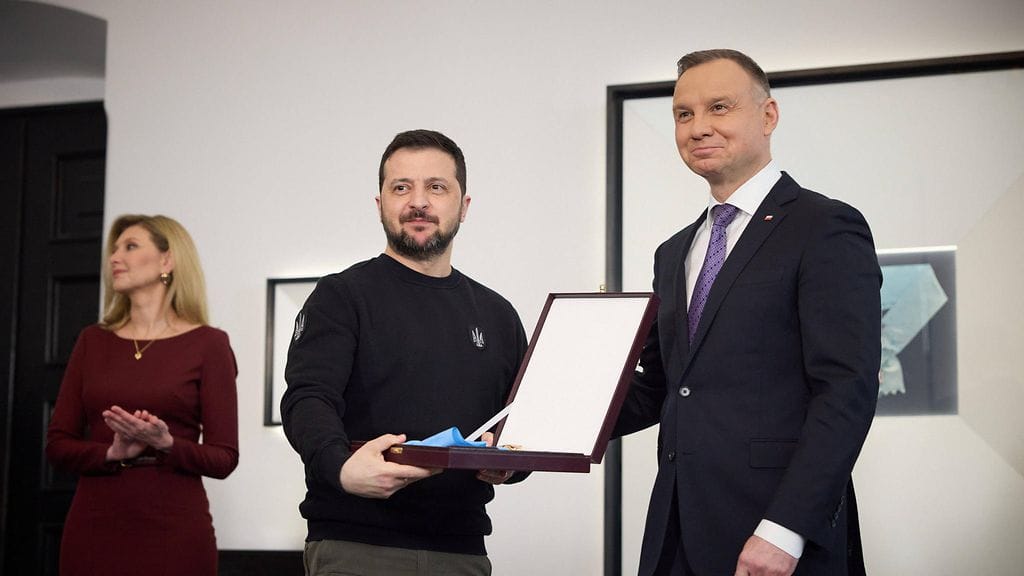 Zelenskyi sai arvomitalin keväällä 2023 Puolan silloiselta presidentiltä Andrzej Dudalta.