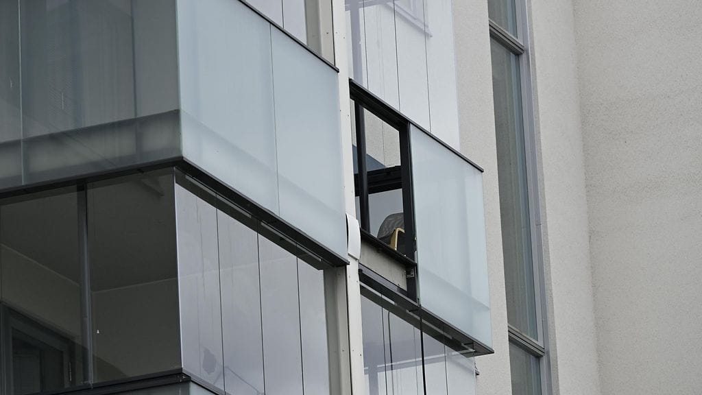 Mies putosi Vantaalla viidennestä kerroksesta parvekekaiteen lasituksen läpi maahan.