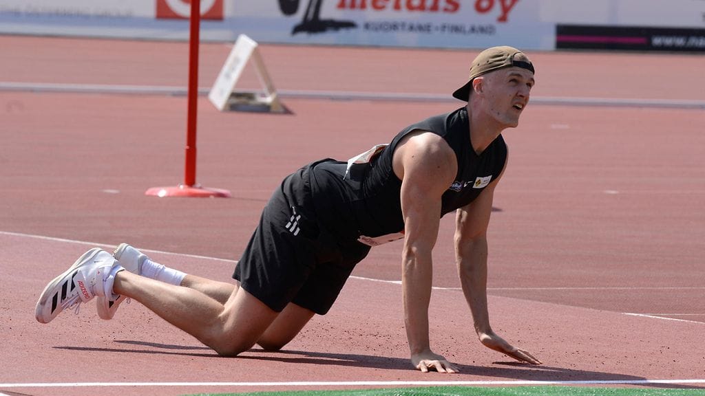 Oliver Helander sai kepin lentämään lähes 83 metriin.