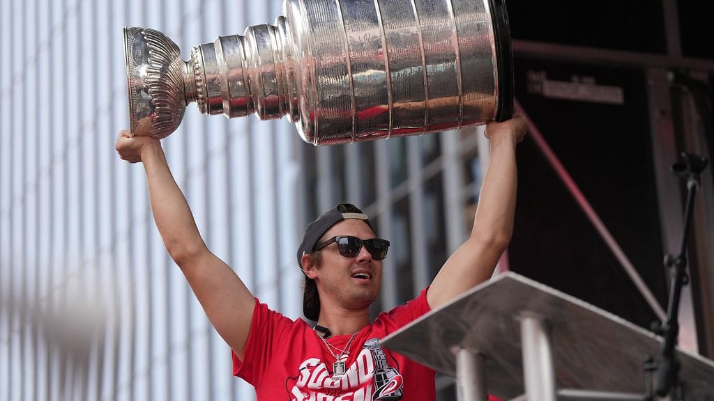 Sebastian Aho Stanley Cup -pokaalin kanssa Carolina Hurricanesin mestaruusjuhlissa kesäkuussa.