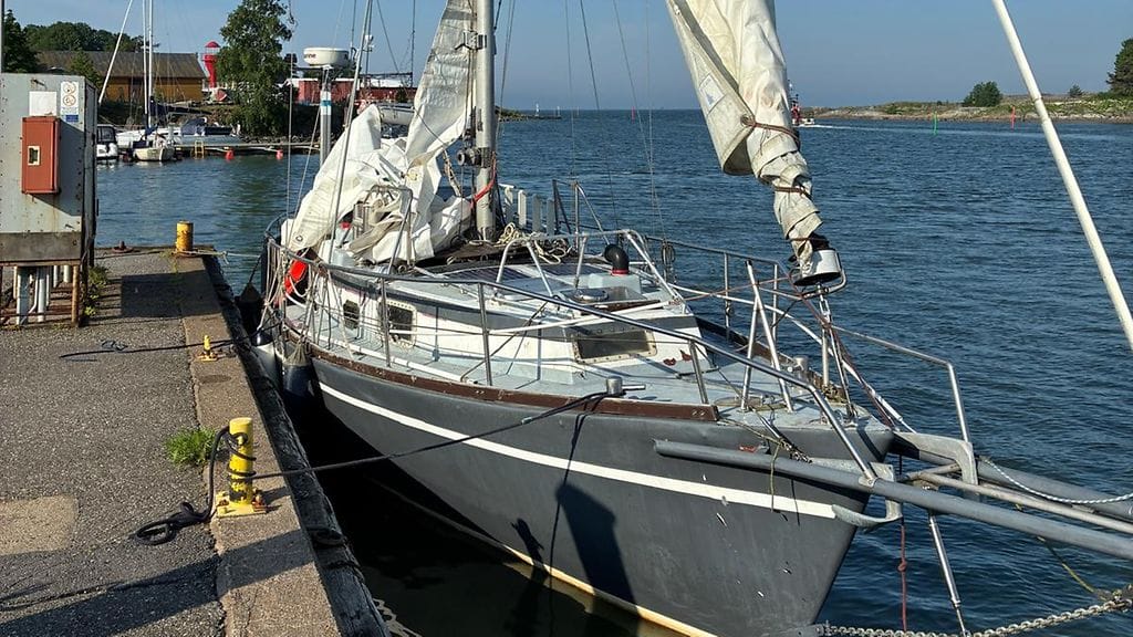 Suomenlahdelle eksynyt purjevene hinattiin yöllä takaisin Suomeen.