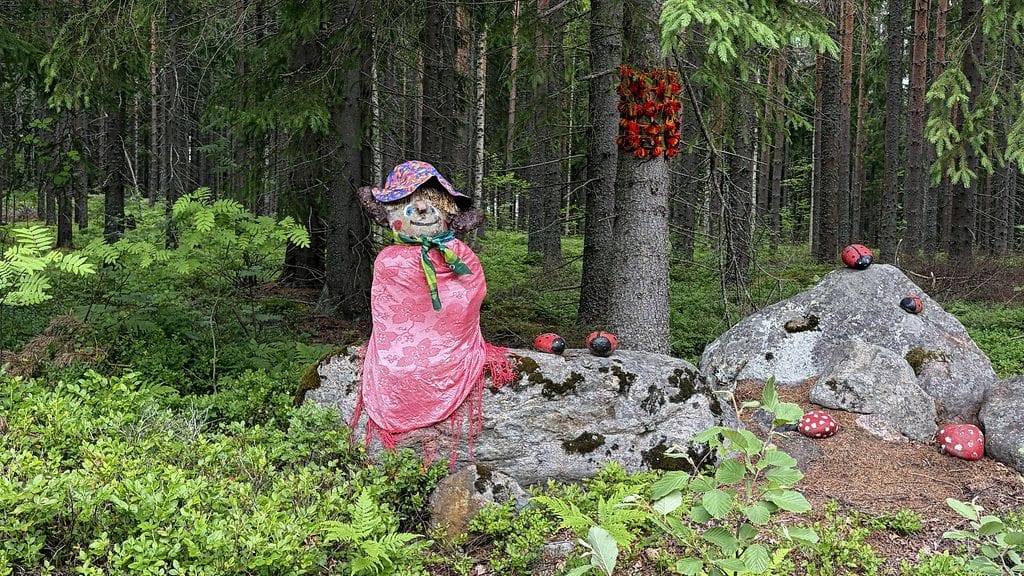 Taidetiellä on peikkometsä.