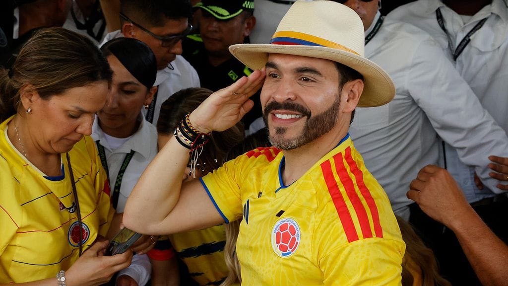 Abelardo de la Espriella voitti presidentinvaalit Kolumbiassa. Kuvassa hän on oli juuri käynyt äänestämässä.