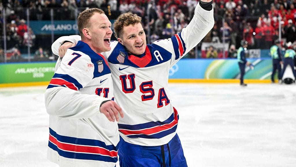 Brady (vas.) ja Matthew Tkachuk juhlivat helmikuussa olympiakultaa Yhdysvaltain maajoukkueessa. Jatkossa he pääsevät pelaamaan myös samassa NHL-seurassa.