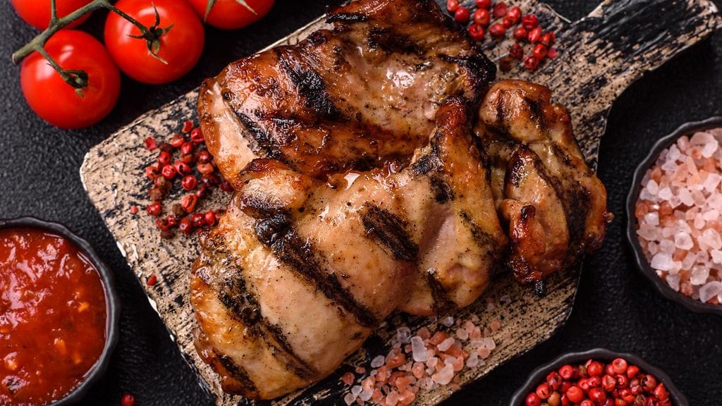 Marinoiminen maustaa ja mureuttaa grillattavaa lihaa.