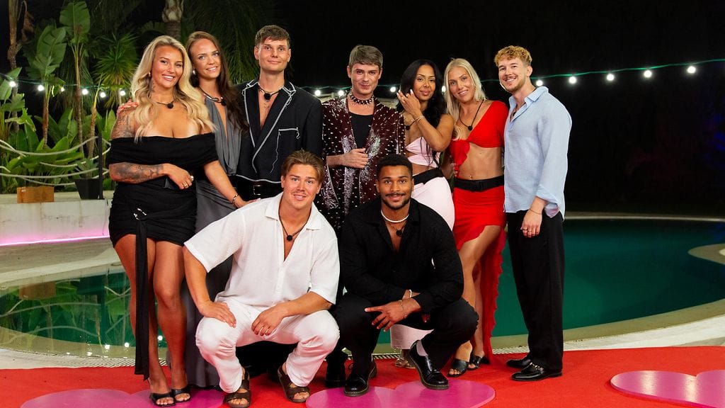 Juontaja Niko Saarinen julistaa Love Island Suomi -ohjelman voittajaparin finaalilähetyksessä.
