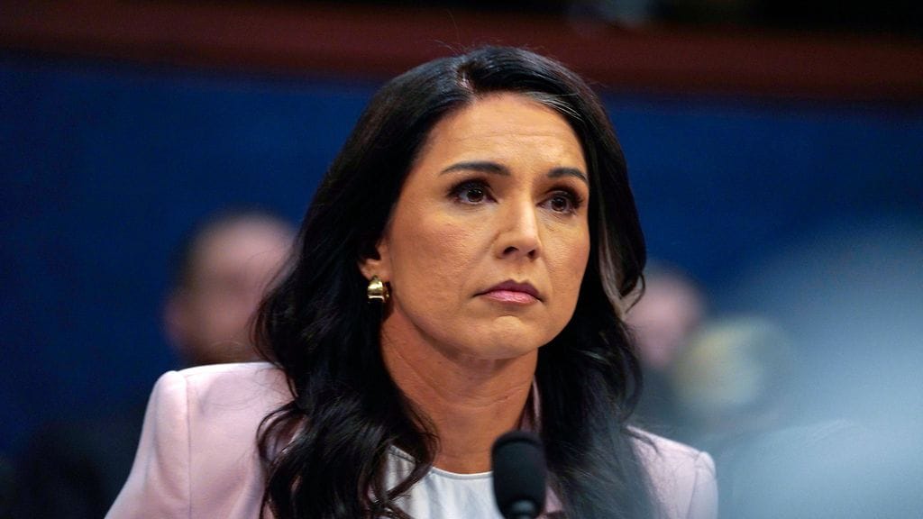 Tulsi Gabbard kertoi keväällä eroavansa kansallisen tiedustelujohtajan tehtävästä miehensä sairastumisen vuoksi.